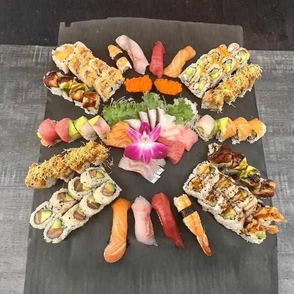 Deluxe Platter (66 pieces).